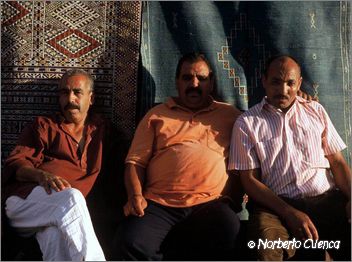 036marruecos 2003-marrakech-senores en la calle