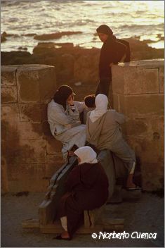 077marruecos 2003-essaouira-senoras mirando la puesta de sol en la muralla